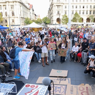 Országos tanévnyitó címmel tartottak demonstrációt a Kossuth Lajos téren civilek és szakszervezetek