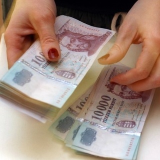 Gyengélkedve kezdi a hetet a forint