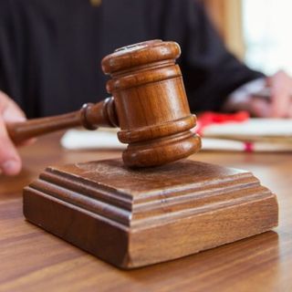 Rátámadott a körzeti megbízottra egy férfi Tamásiban, börtönre ítélték