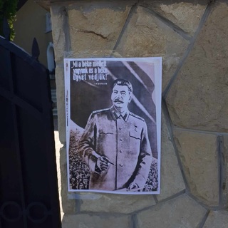 Sztálin plakátot ragasztottak Szijjártó házának bejáratára