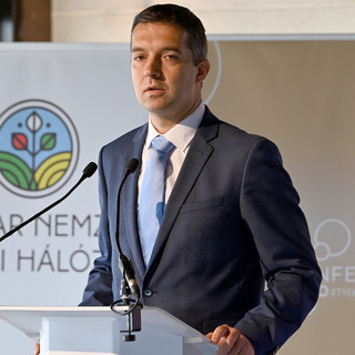 „A háború két oldalról préseli Magyarországot"