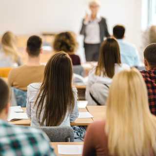 Már akkora a tanárhiány, hogy elsőéves tanárszakos hallgatók is dolgozhatnak az iskolákban