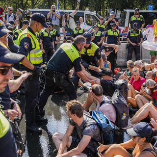 Több mint 500 klímaaktivistát vettek őrizetbe egy autópálya lezárása miatt