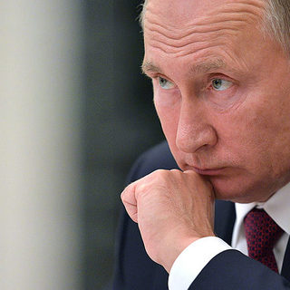 A rettegő Putyin már a saját embereiben sem bízik