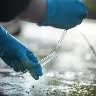 Súlyosan túlterhelt a pátyi szennyvíztelep, mégis rákötnek két új iparterületet