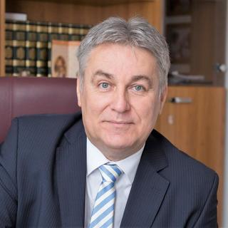 A kormánynak eltökélt szándéka a szuperkórház felépítése, csak nem most