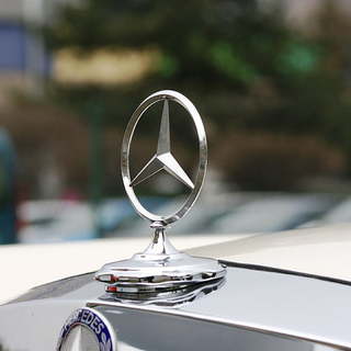 Luxusautók parkolnak egy budai gimnázium udvarán