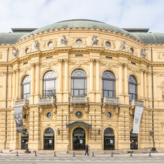 Csökkentette a kormány a támogatást, bajba kerülhet a szegedi színház