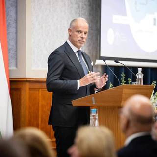 A honvédelmi miniszter szerint Magyarország a legbiztonságosabb hely a bolygón