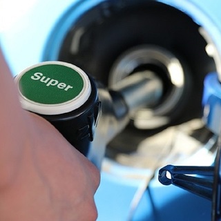 A 27 százalékos áfa és a különadók miatt van egekben az üzemanyag ára