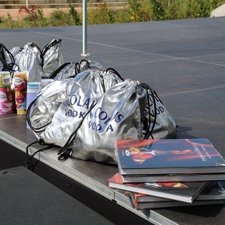 Vodkareklám Fidesz módra, gyerekekkel