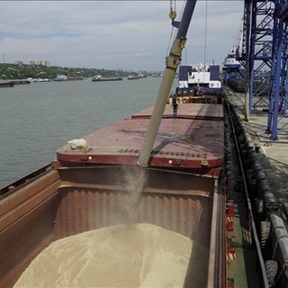 Ukrán miniszter: két teherhajó tart az ukrán kikötők felé gabonáért