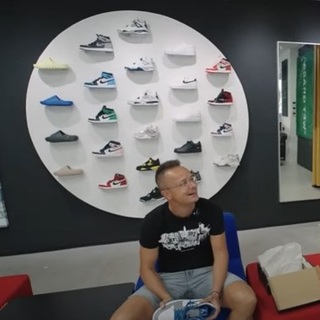 Szijjártó még a 75 ezres edzőcipőt is készpénzért veszi