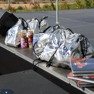 Vodkát reklámozó tornazsákban osztott gyerekeknek ajándékot a fideszes képviselő