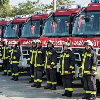 Perre mennek a tűzoltók, szerintük évente 416 órát ingyen dolgoznak