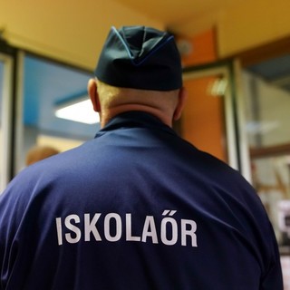 Iskolaőrre támadt egy nő az egyik fővárosi iskolában