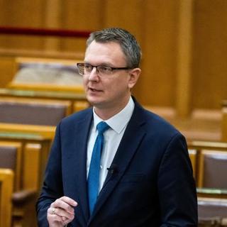 Rétvári államtitkár olyan, mint a viccbéli Móricka: mindenről AZ jut az eszébe