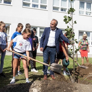Nagy István: nyolcezer fát ültetnek el idén ősszel az Országos Településfásítási Programban