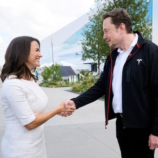 Novák Katalin kezet fogott a világ leggazdagabb emberével