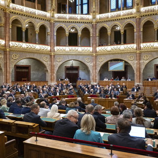 A köz nélküli közmeghallgatásról is tárgyal ma az Országgyűlés