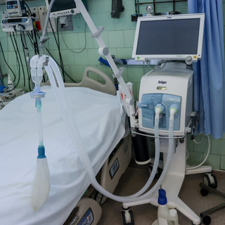 Tele vannak a raktárak lélegeztetőgépekkel, de a honvédelem újakat vásárol