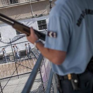 Négy börtönőr eszméletlenre vert egy rabot, őrizetbe vették őket