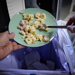 Közel félmillió ember egy éven át jóllakhatna, ha nem pazarolnánk