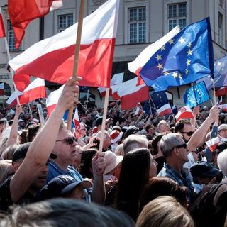 A kormány elleni varsói tüntetés Lengyelország újjászületésének jele