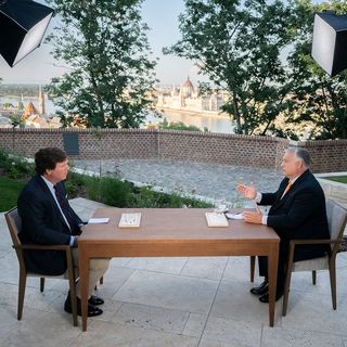 Orbán Viktor és Tucker Carlson ördögi paktuma