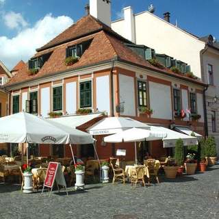 Bezárt Eger legendás szállodája, árulják a berendezéseket