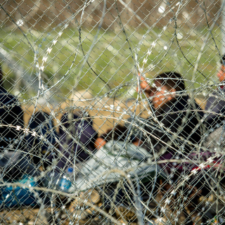 Szijjártó Péter: migránsok automata fegyverrel lőnek a magyar határőrökre