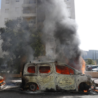 Több mint 700-ra emelkedett az izraeli halálos áldozatok száma, sok a sebesült
