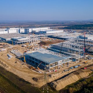 Kiderült, a gödi akkugyár öt éve környezethasználati engedély nélkül működik