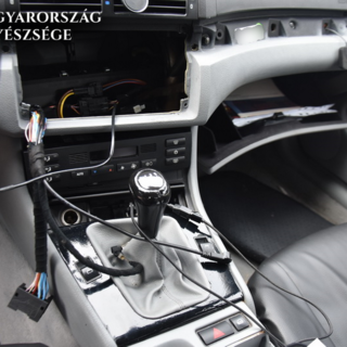 Rendőrségi telephelyen álló autókból lopták ki a magnókat és akkumulátorokat