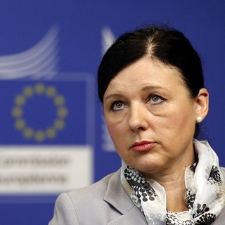 Věra Jourová tagadta, hogy politikai alkut kötnének a magyar kormánnyal a pénzekről