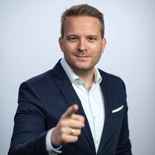 Bohár Dániel mond beszédet a bicskei október 23-i ünnepségen