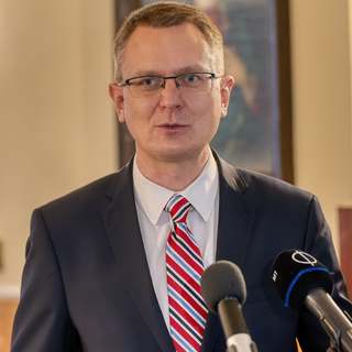 Rétvári Bence úgy számolja, az egészségügyre fordított forrás folyamatosan nőtt az elmúlt években