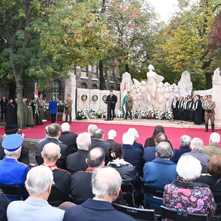 Biztonsági emberek tépték ki a molinókat a műszaki egyetem oktatóinak kezéből