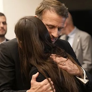 A francia köztársasági elnök Izraelben: "összeköt minket a gyász"