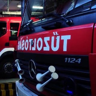 Húsz utast a tűzoltók feszítővágóval szabadították ki egy felborult buszból Fejér megyében