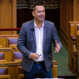 „Lakópark úszómedencéjévé változtatná a kormány a Balatont"