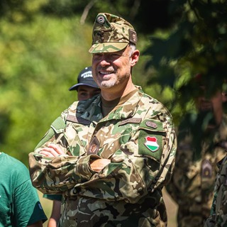 A háborús veszélyhelyzet miatt bárki viselhet egyenruhát, akinek a miniszter megengedi