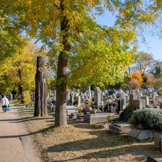 Hosszabb nyitvatartás a fővárosi temetőkben
