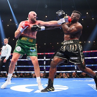 Hiába ütötte le Tyson Furyt az MMA-világbajnok Ngannou, mégis a nehézsúlyú bokszoló nyert