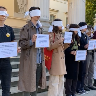 Bekötött szemű diákok akcióztak a Nemzeti Múzeum előtt