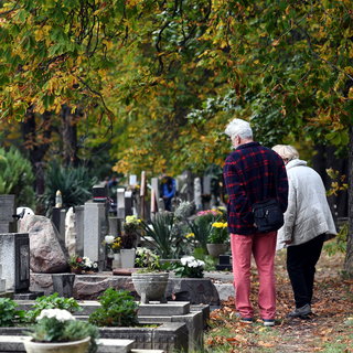 Meghosszabbított nyitvatartás a budapesti temetőkben