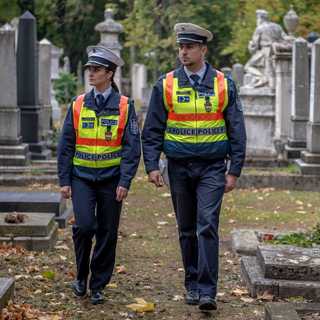 Állandó a rendőri jelenlét lesz a temetőkben és környékükön