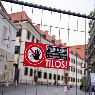 Papagájkommandós fejtágítás a Karmelitában