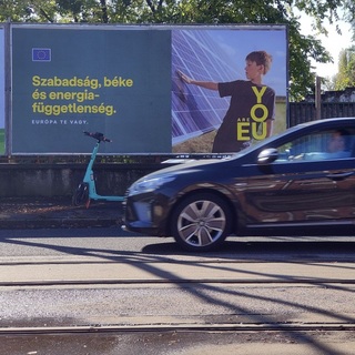 Demokrácia, szabadság, energiafüggetlenség – értékeket közvetítenek az óriásplakátok