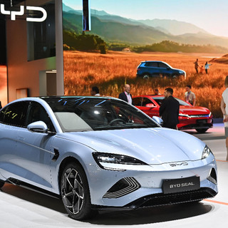 Nemcsak értékesíteni, gyártani is fog Magyarországon e-autókat a kínai BYD